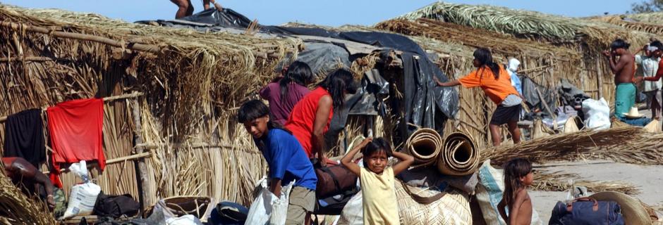 Índios xavantes deixam o acampamento às margens da rodovia BR-158, rumo à reserva Marãiwatsédé / Wilson Dias/Abr